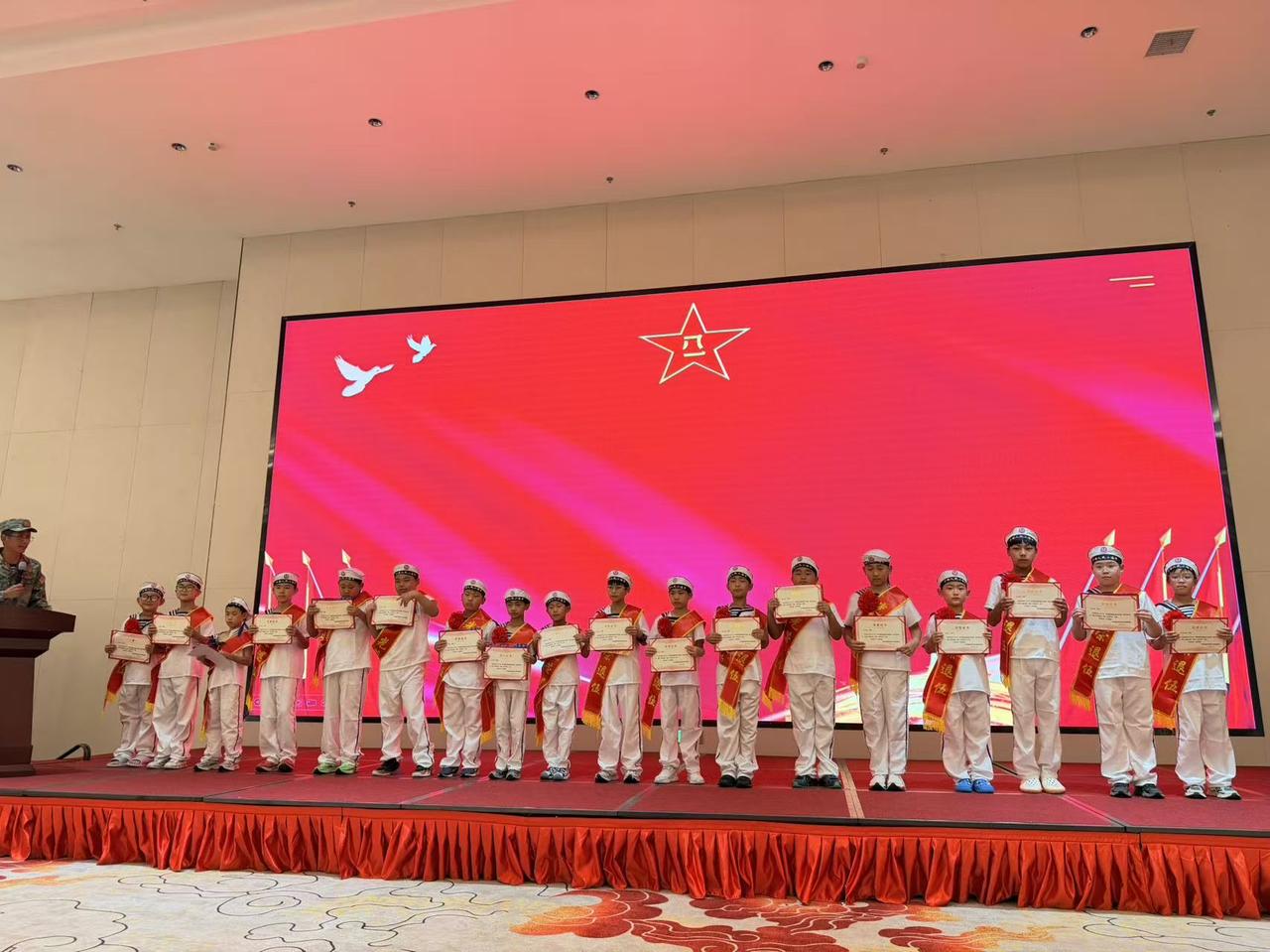 参加第十届全国学生军事训练营，那经历简直太难忘了。营地里，学生们整齐划一的步伐，