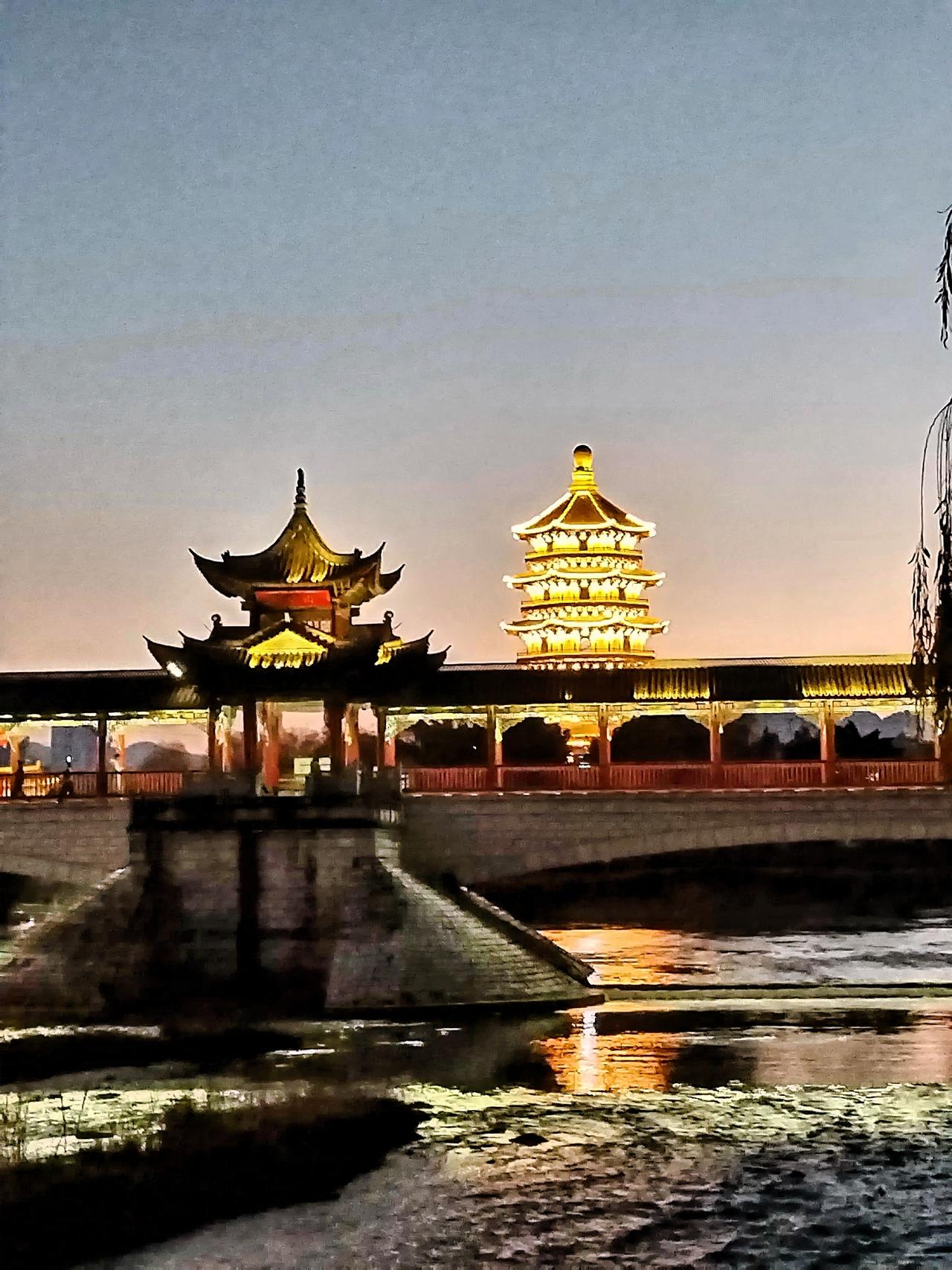 沿着湖畔的小径漫步，耳边传来孩子们欢快的笑声，他们在家长的陪伴下，正追逐着路边闪