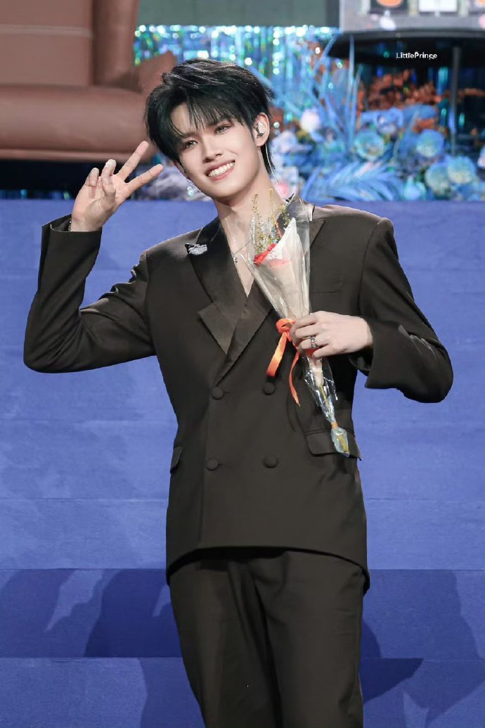 张极唱了周杰伦的歌 救命这个张极怎么回事，唱《烟花易冷》唱到我心坎里去了，能不能