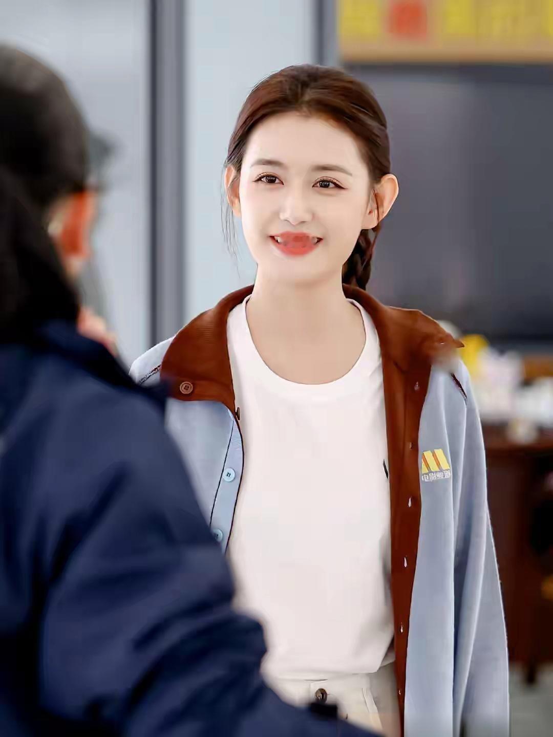 我愿化作你脚边的草叶，
在你走过时，
轻轻颤动，
只为触碰你衣角的微风。