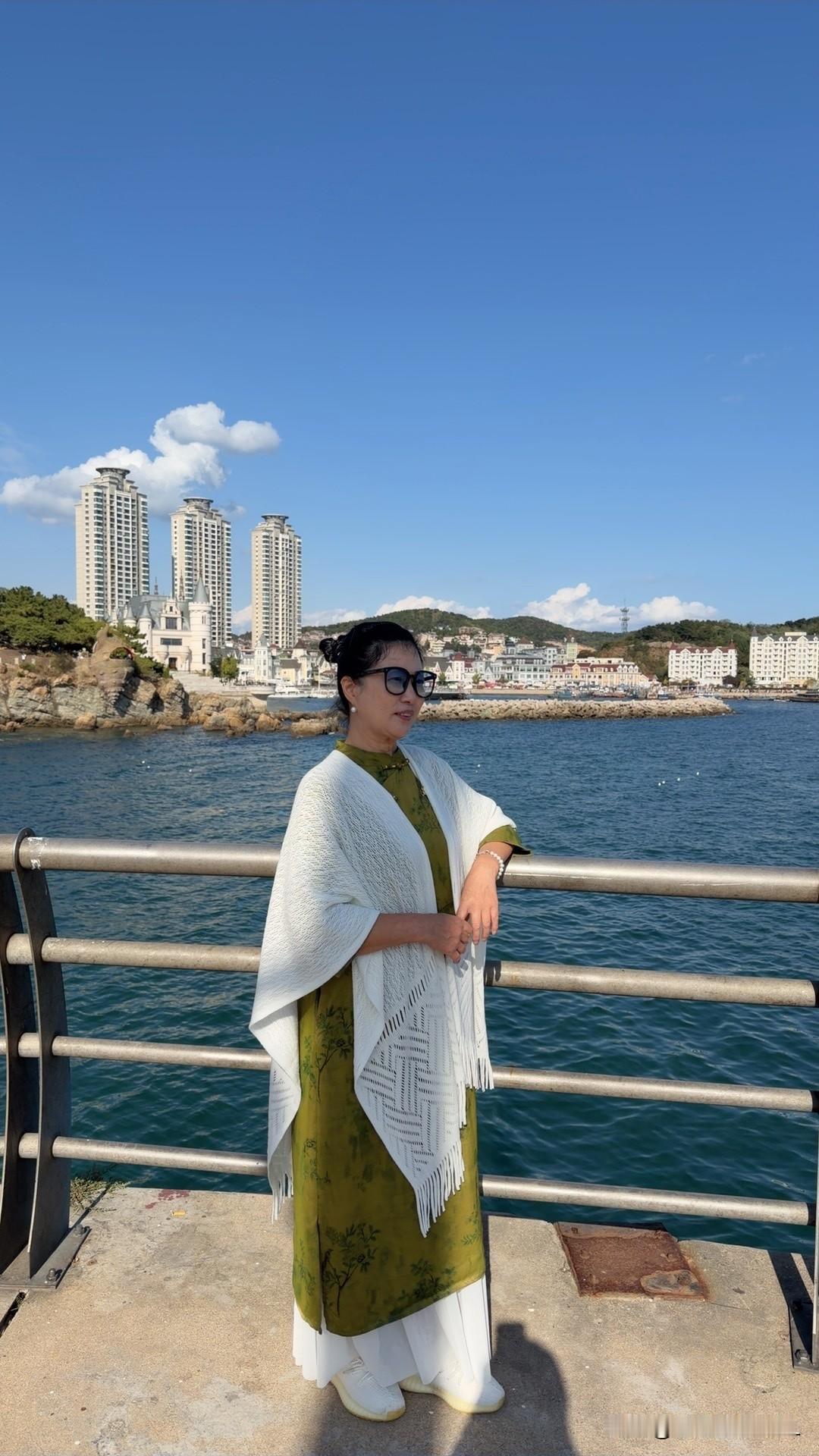 国庆假期第三天，
今天去了大连老虎滩海洋公园，
看了大白鲸表演，海豚表演，还有塔