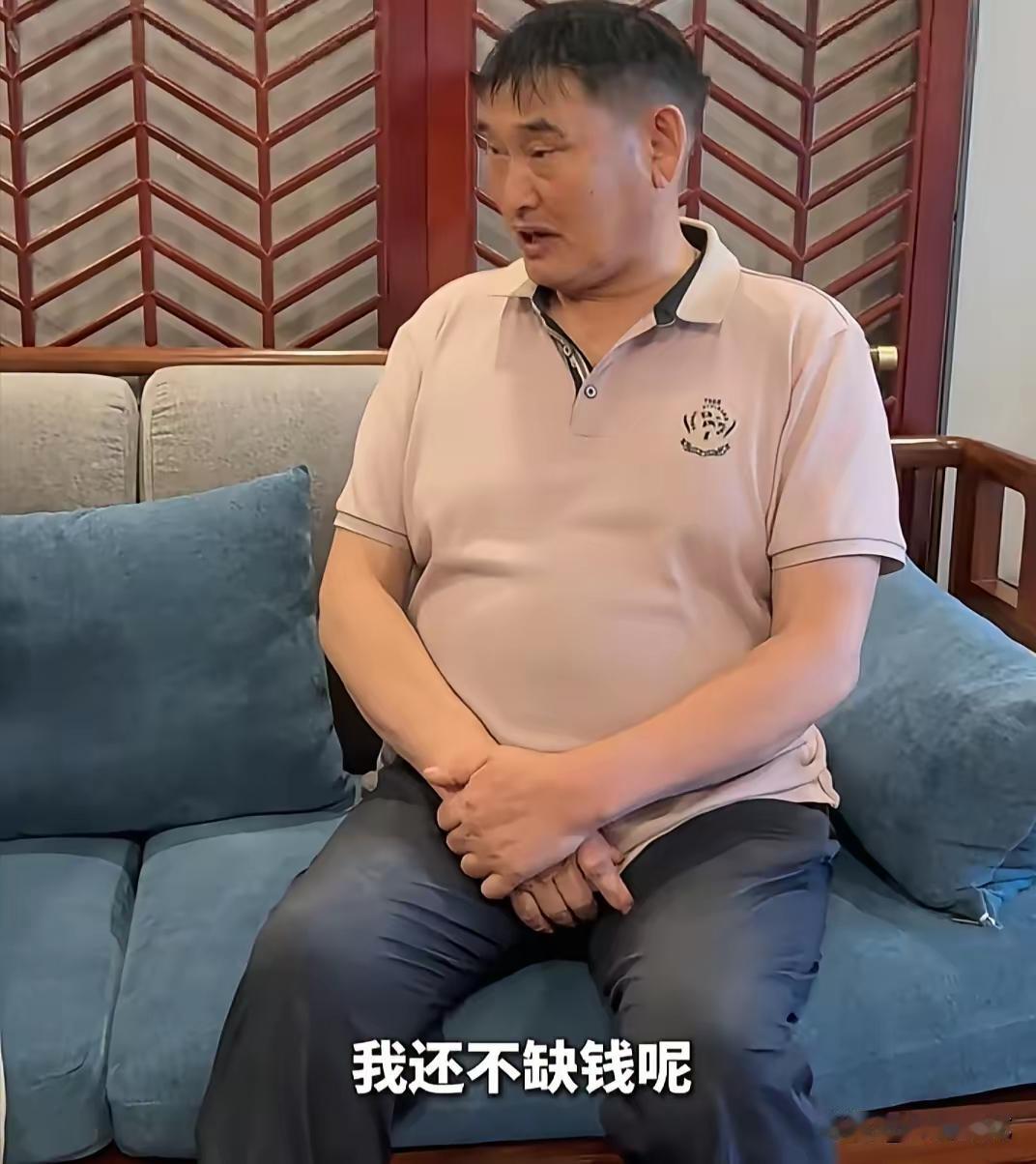 “我不缺钱，为啥还到处跑商演？”大衣哥一句话回应，评论区全在点赞

有记者问朱之