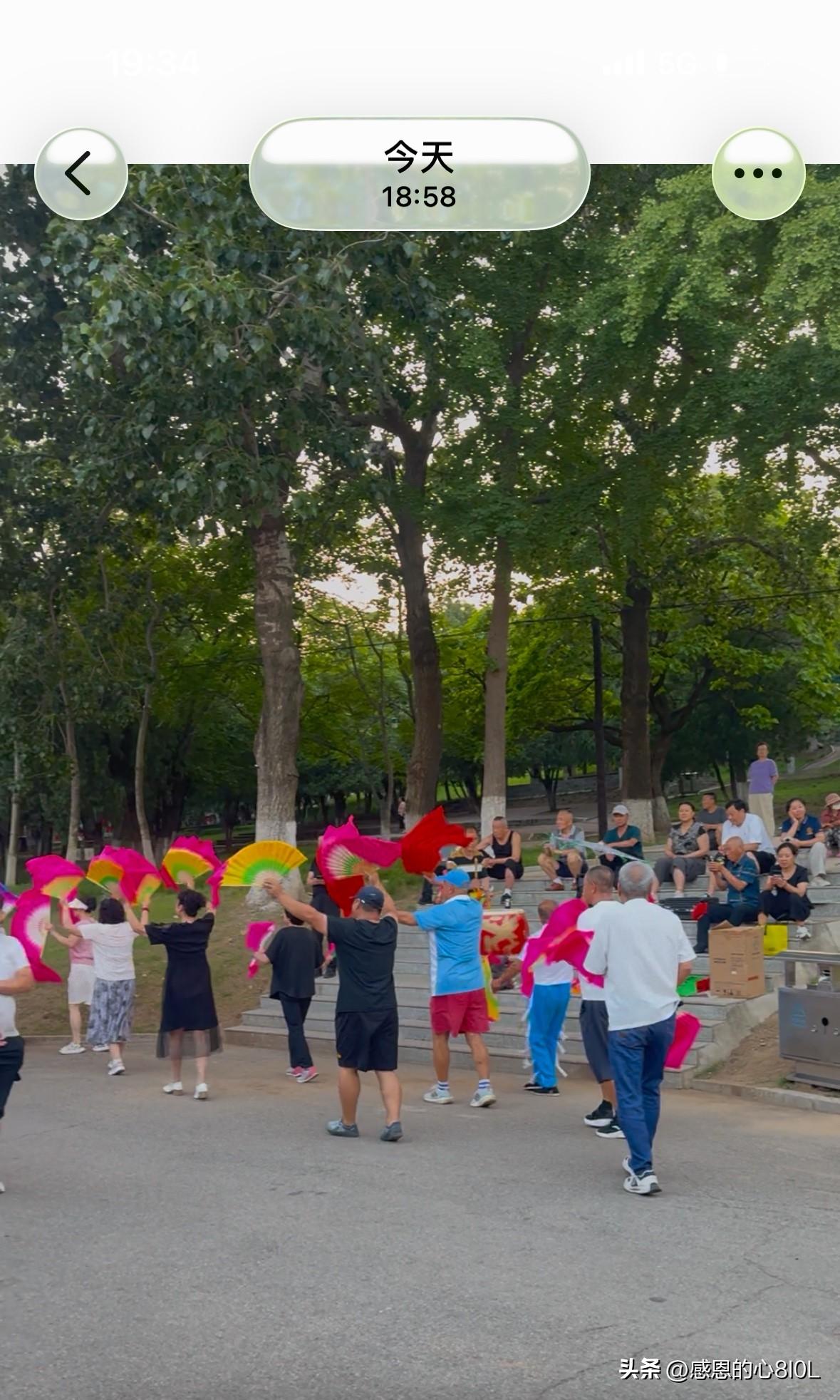 傍晚的大连，公园里满满的烟火气

吃过晚饭，女儿在家里上网课，我怕影响女儿，我就