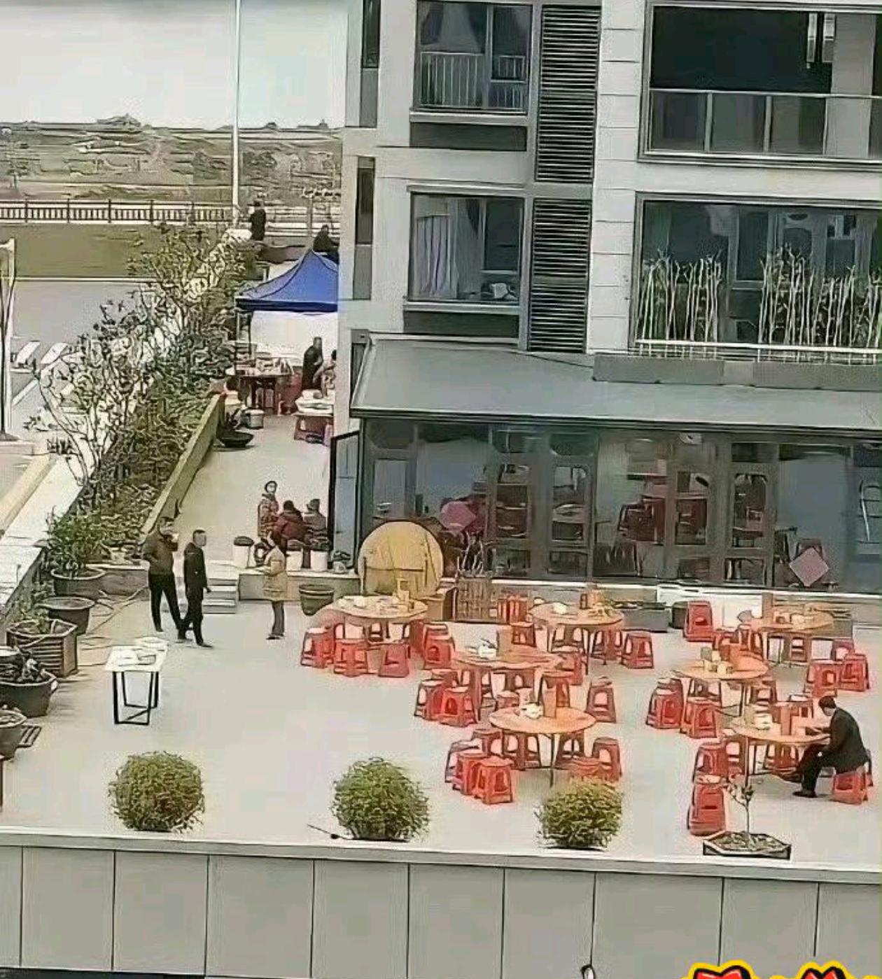 大家说说，我该投诉吗？
楼顶又不是他家买的，他在上面办宴席