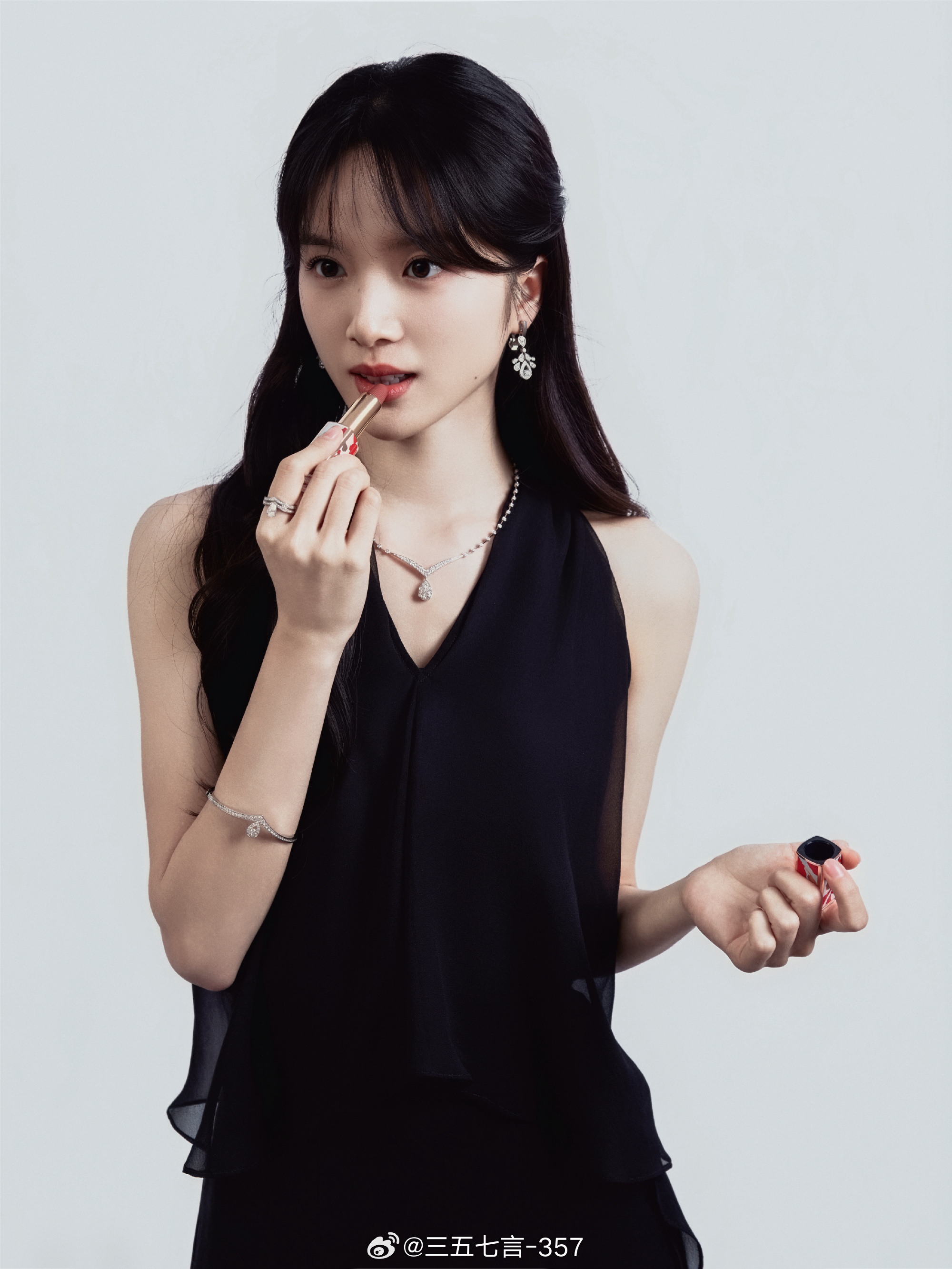 李思潼身穿OUDE WAAG黑色礼服，佩戴CHAUMET JOSEPHINE系列