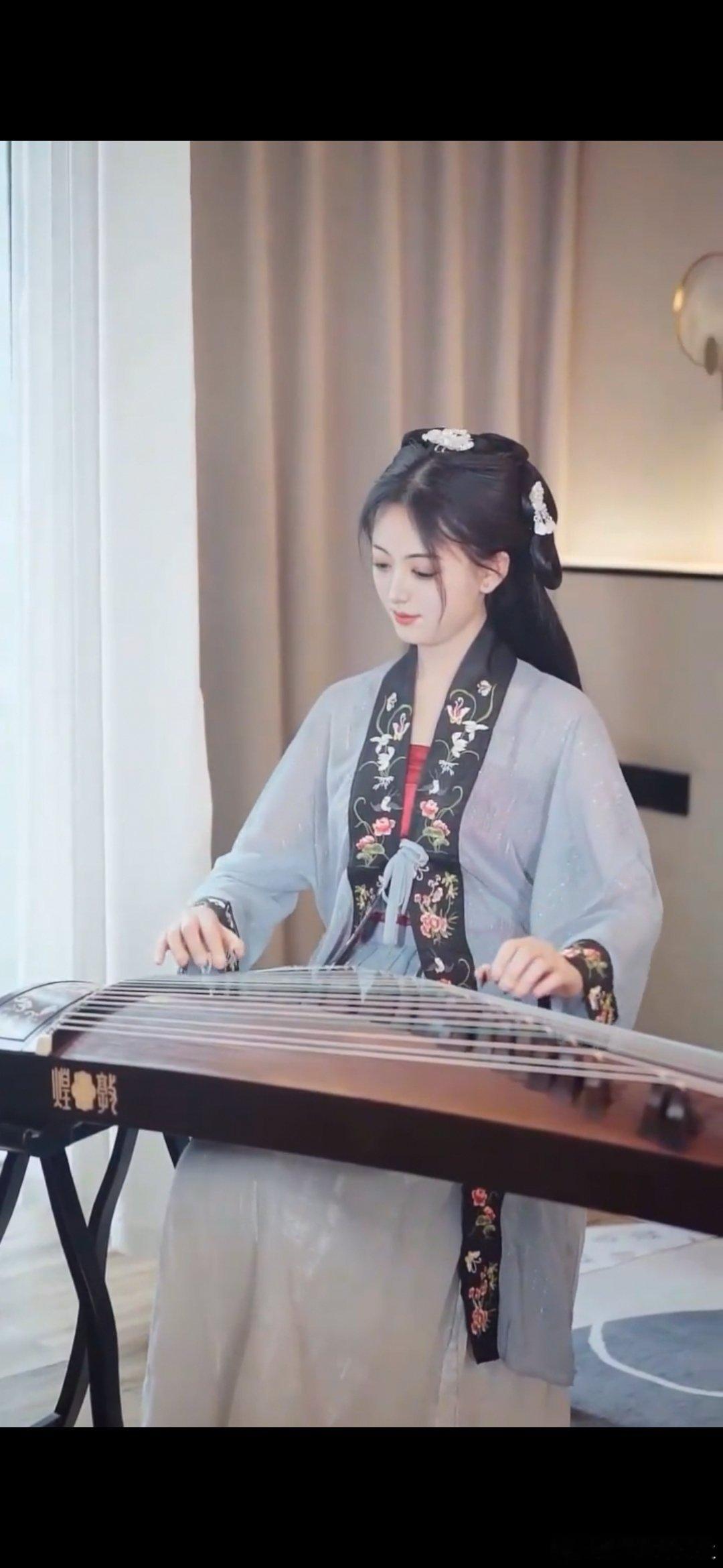 #情感#               《无题》锦瑟瑶琴怨，银筝此夜情。不堪调怅处