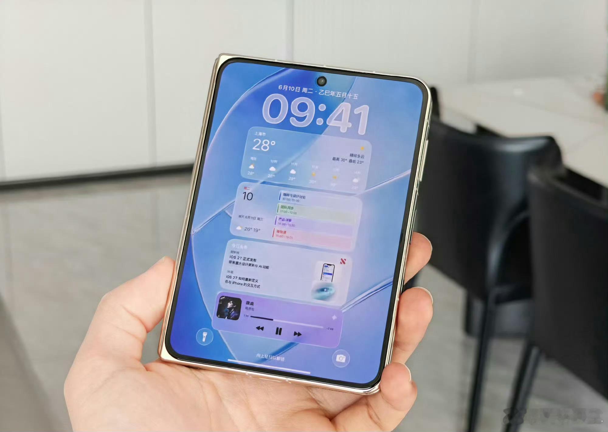 iPhone折叠屏上手emmm……我应该不会冲，一是贵，二是略丑不过折叠屏当提词