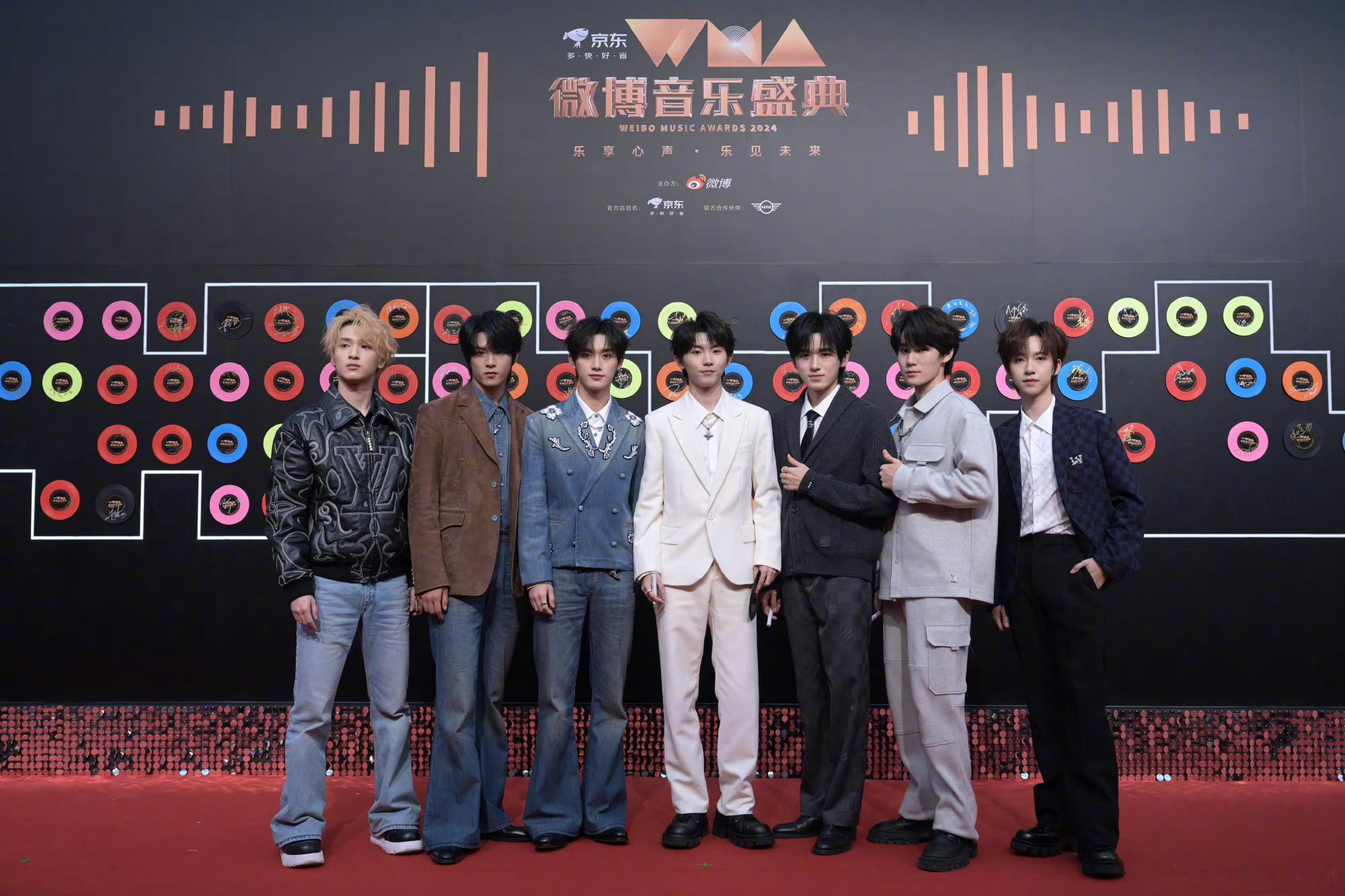 #时代少年团西装牛仔混搭造型#时代少年团亮相微博音乐盛典红毯图牛仔🤠西装🤵混