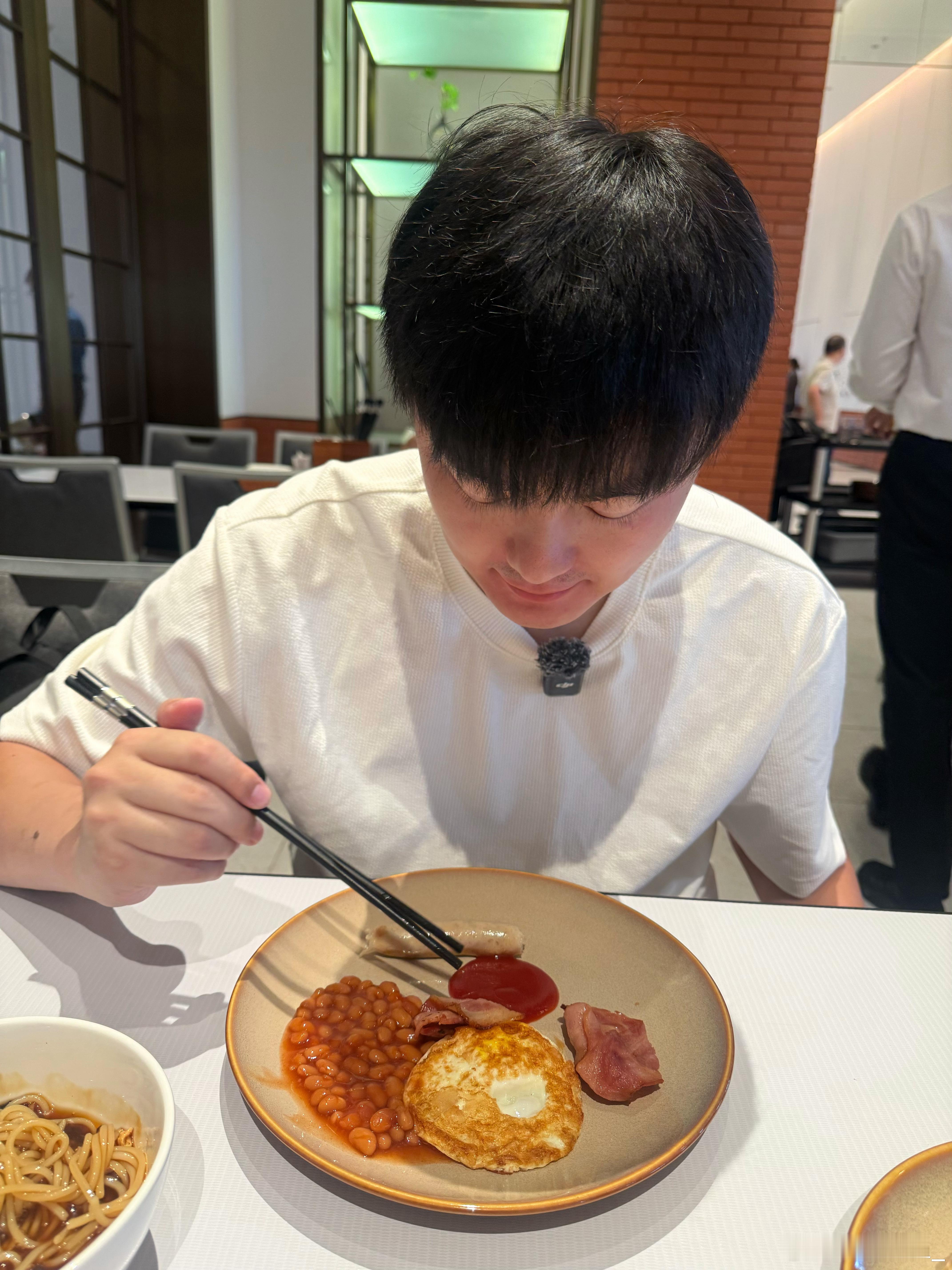 我是真的不懂为什么回国还要这么吃……我看了都ptsd了