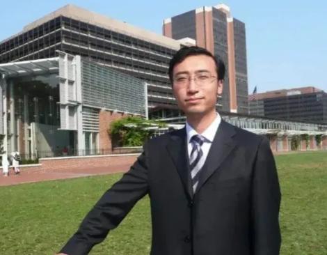 一个清华的研究生，找工作接二连三地碰壁，后来他一气之下，跑去应聘月薪4000元的