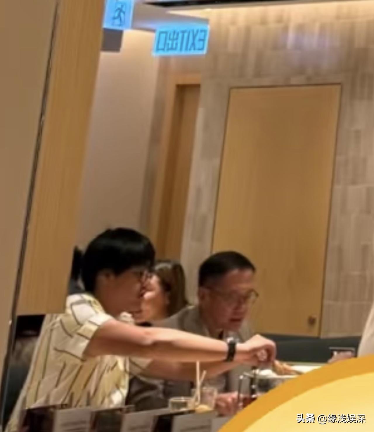 64岁许晋亨带15岁儿子外出，在商场内吃披萨，许建彤皮肤黝黑，没有爸爸帅多了。
