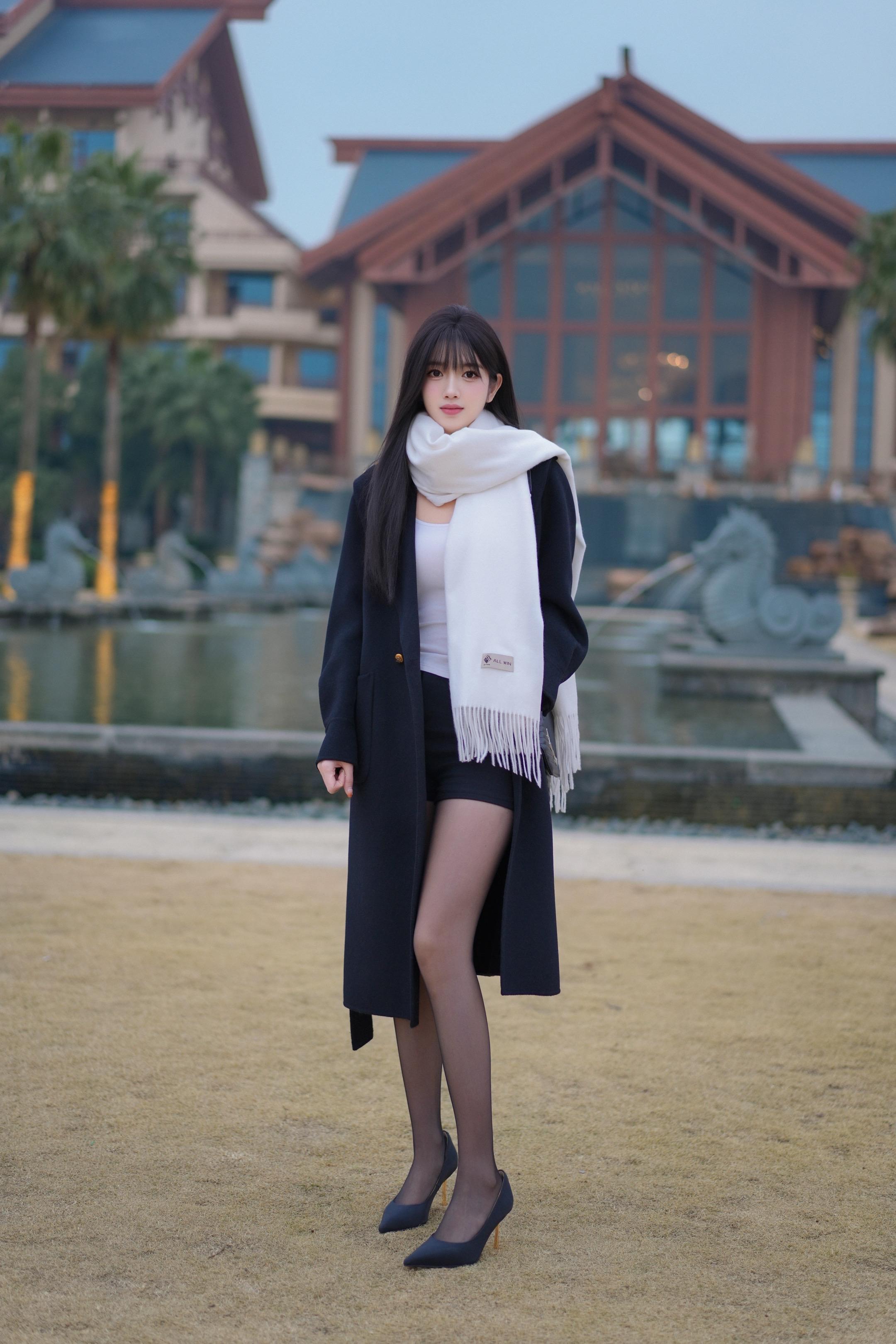 悟了！大衣的氛围感是围巾衬托的。