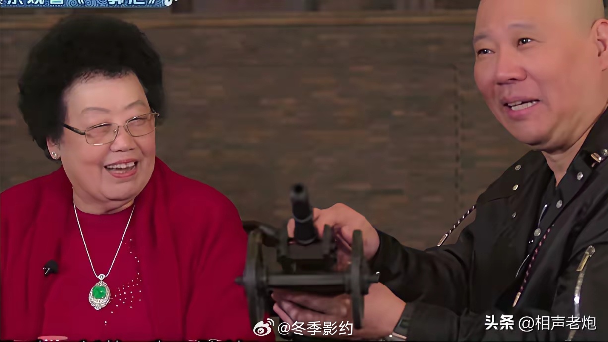 郭德纲沉痛悼念陈丽华女士。惊闻陈丽华女士仙逝，心中悲痛难抑，久久不能平静。犹记当