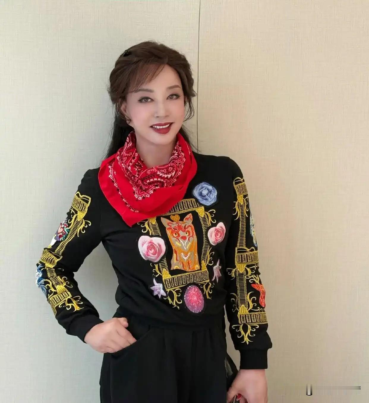 她的这句话，有道理
刘晓庆每天坚持晨跑，还抽时间游泳，每天坚持写书法，坚持工作（