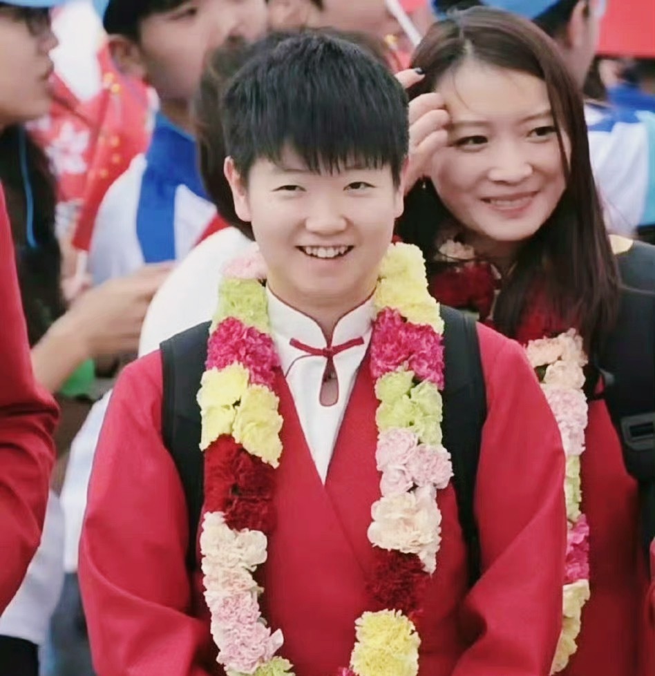 #孙颖莎笑得好开心#太阳下皱皱巴巴，下一秒笑得超甜！莎局今天可爱超标[打call