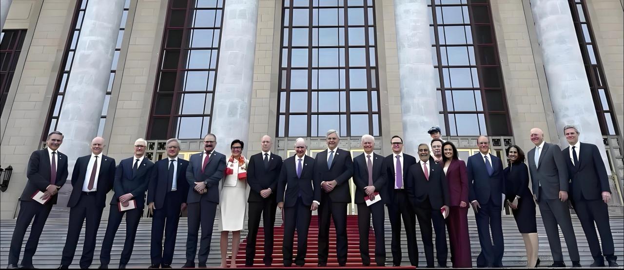 这是随同美国总统特朗普访华的美国企业家代表团成员，在人民大会堂东门外台阶的集体合