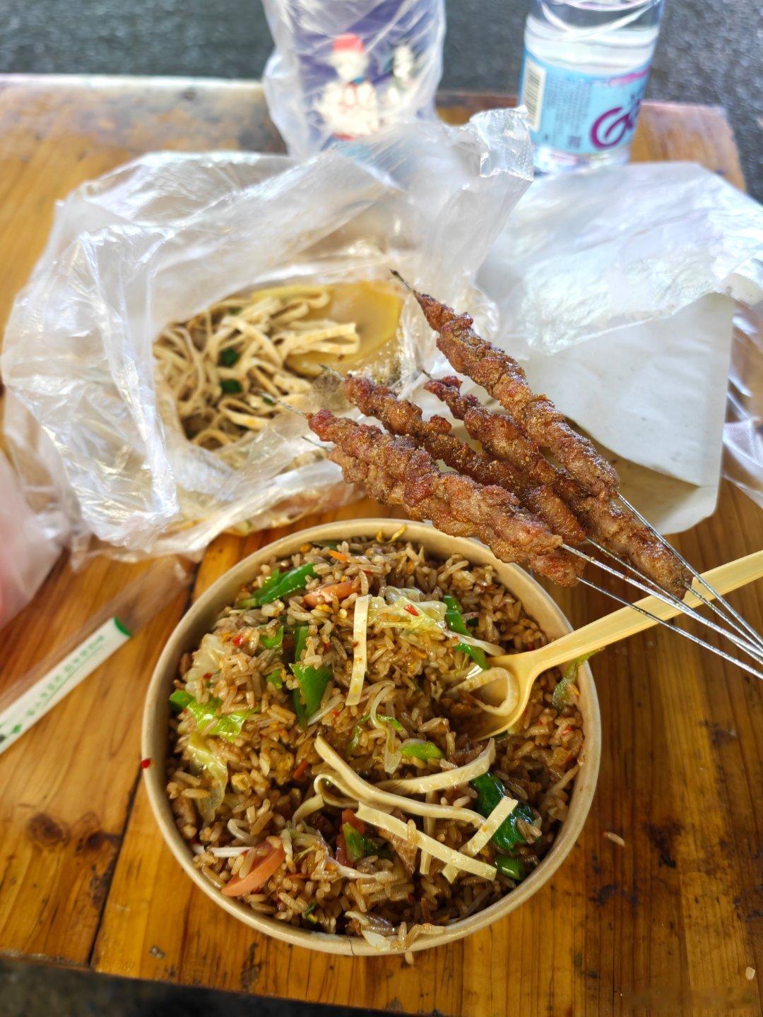 今天回我的母校收车顺便吃一顿路边摊 太爽了 武汉·武汉传媒学院