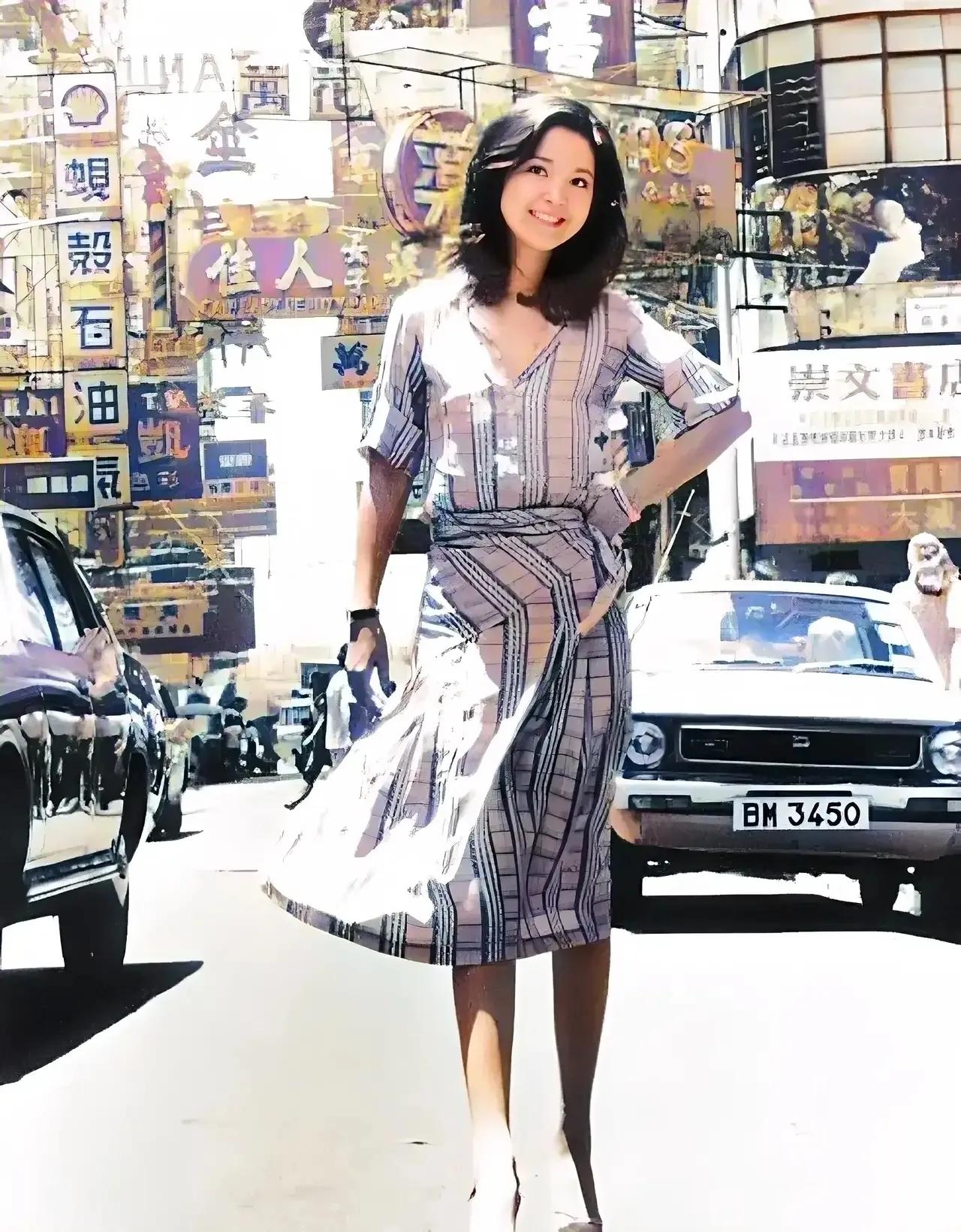 上世纪70年代，站在街头的邓丽君，靓丽的身影，让人一眼惊艳。那个时候的她像邻家女