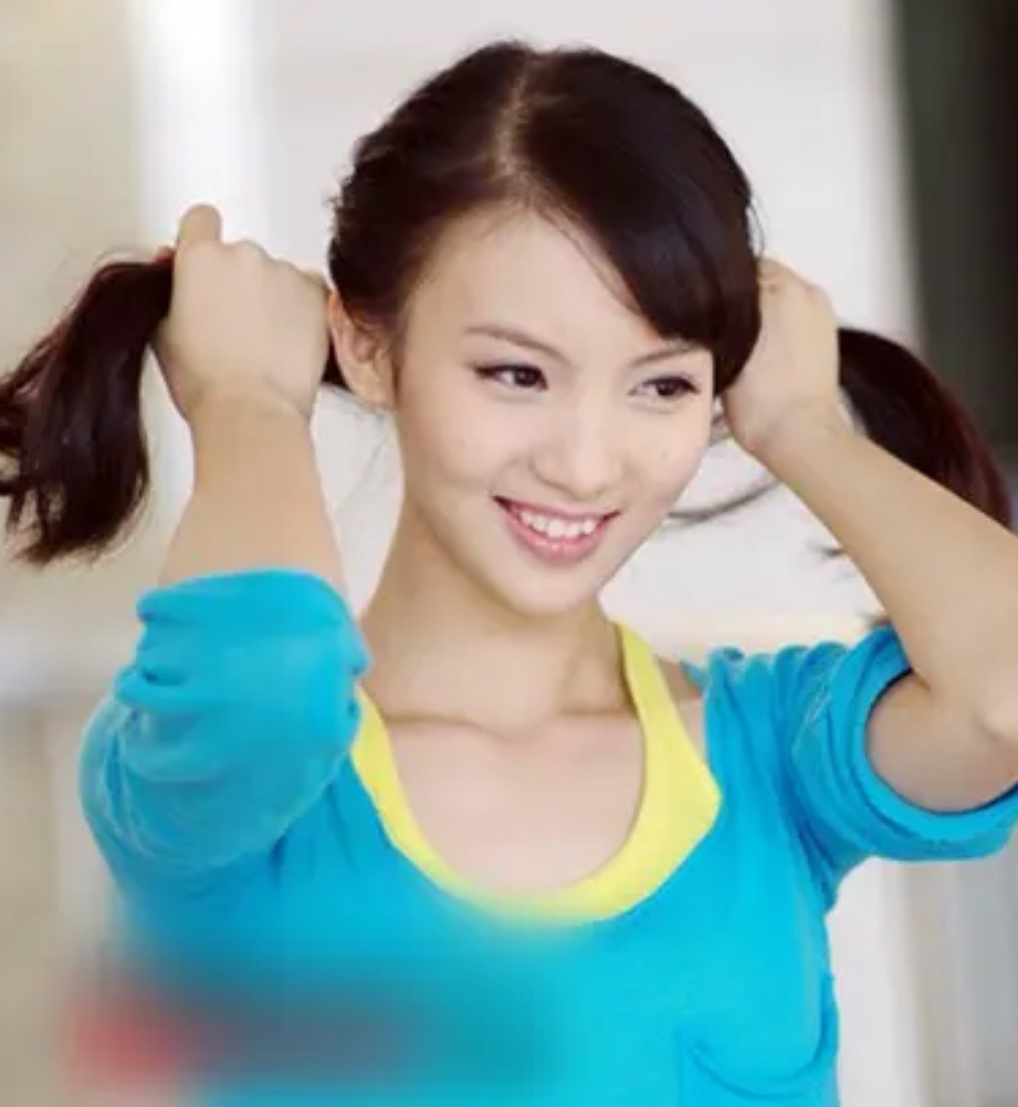 #金晨睁着眼睛睡觉#金晨是不是双眼皮割太宽，导致眼睛闭不上了呀[思考]看她之前旧