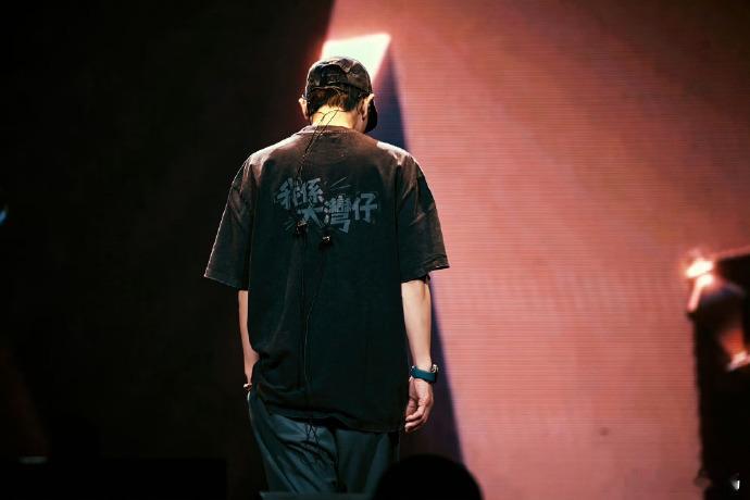 陈小春送粉丝二巡年票陈小春的演唱会大湾仔的年会春哥真的把歌迷放在心尖上！巡演全程