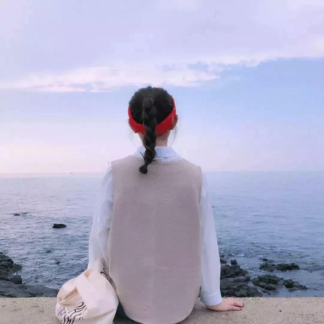 感情里最让人心寒的，
不是不爱，
而是被偏爱的人都有恃无恐。 

他包容你的坏脾