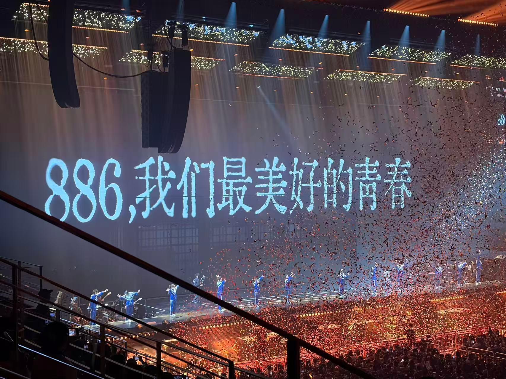 徐良演唱会真的好走心演唱会上歌曲之间穿插的小电影走心了 整个演唱会每首歌的顺序都