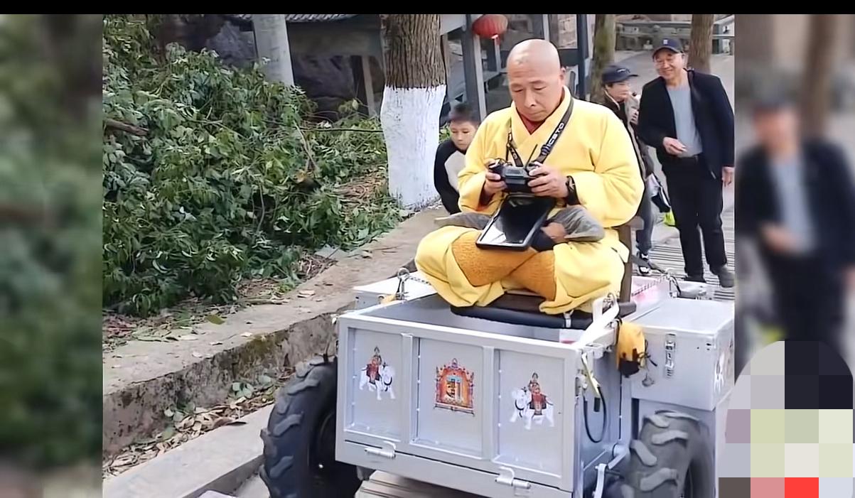 时代真的变了，这和尚的日子过得是越来越滋润、越来越舒服了，现在连上山都用上高科技