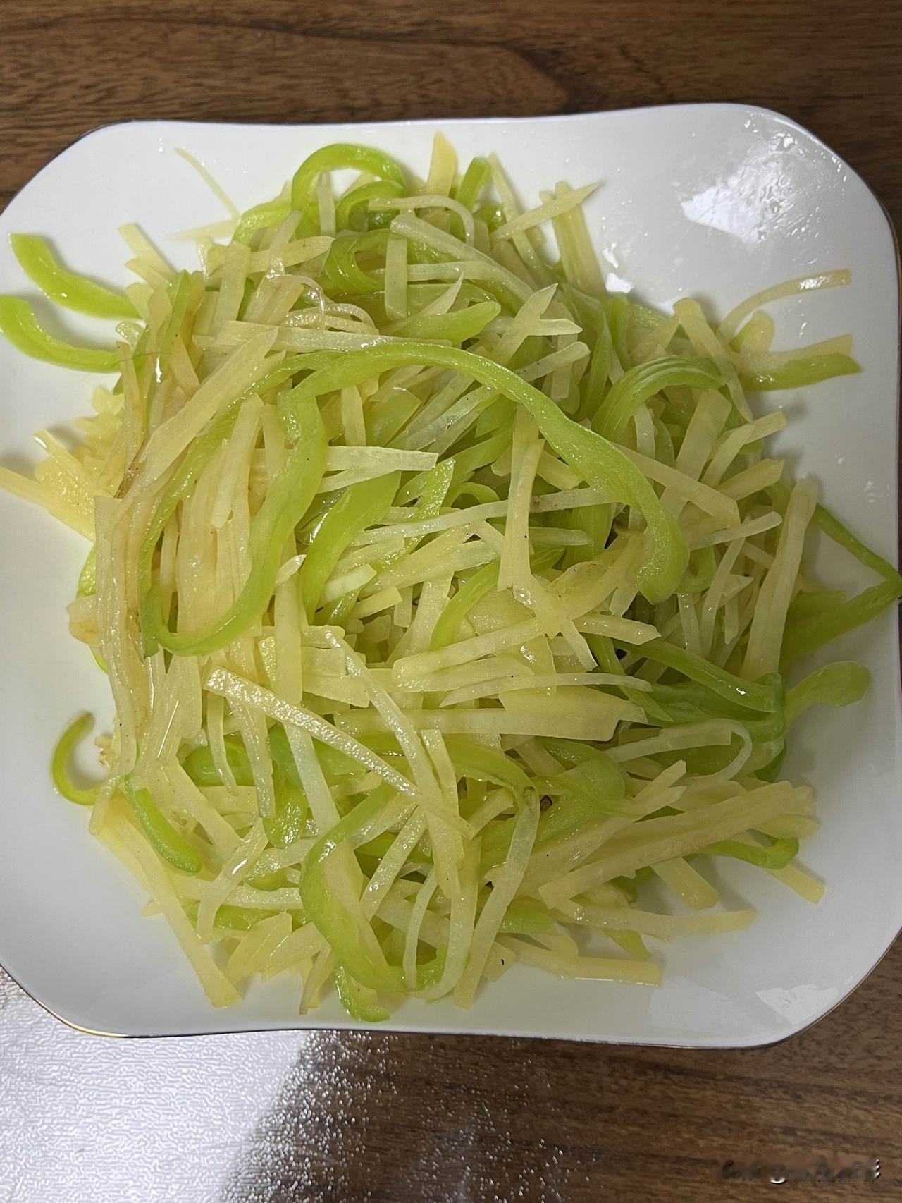 好友们晚上好！端午安康，晚餐香香！今天的晚餐：
尖椒土豆丝
拆骨肉
薄饼
果盘