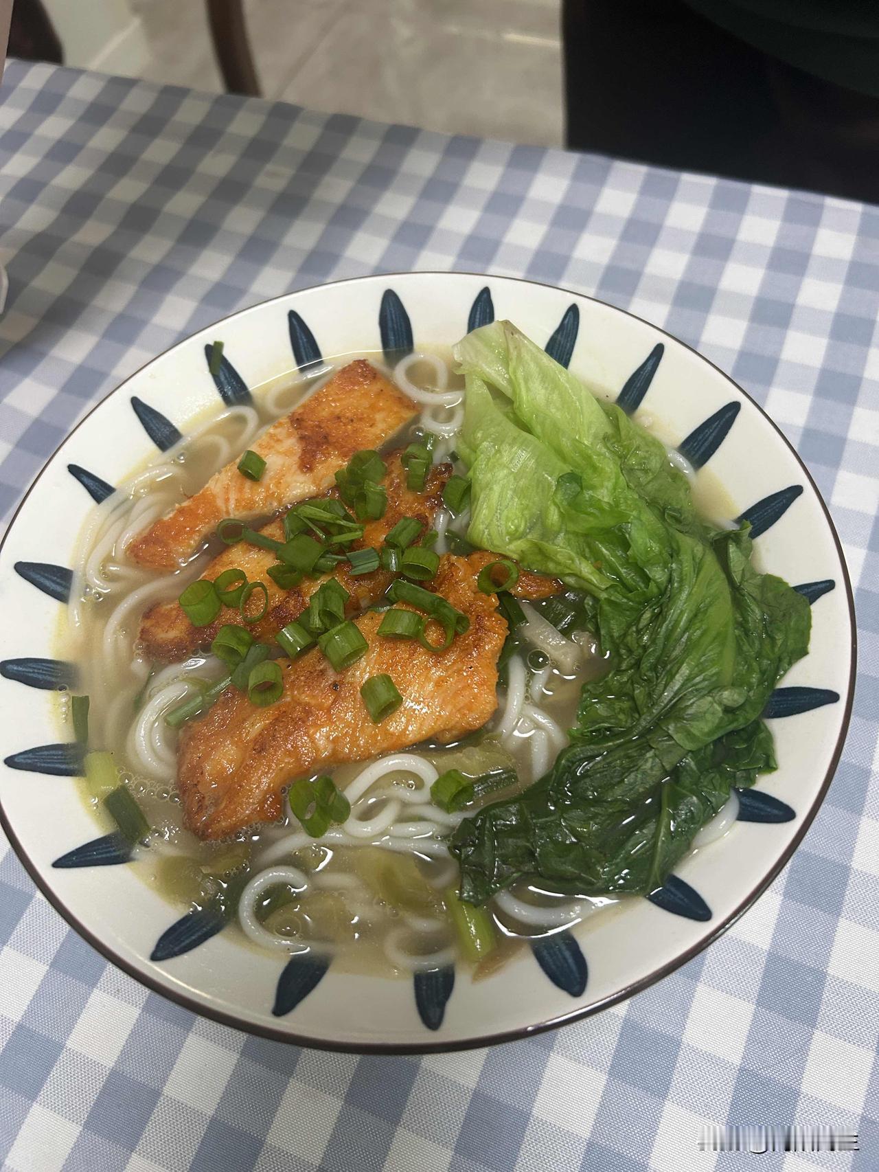 确认小闺女今天晚上要跟前夫去北京后，我今天上午送她去学校时帮她准备了睡衣和内裤袜