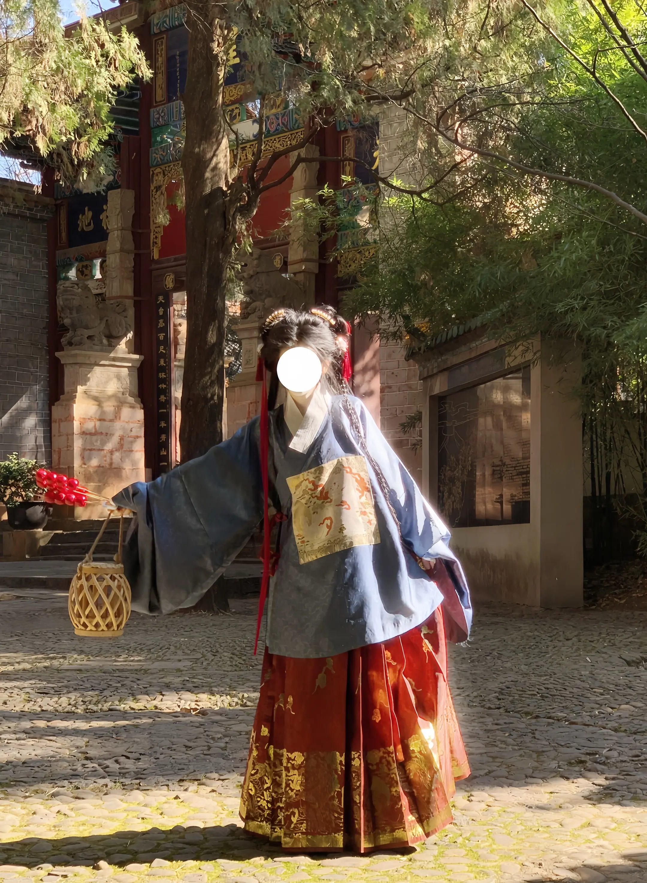 三月梨花雪几载开了又败。