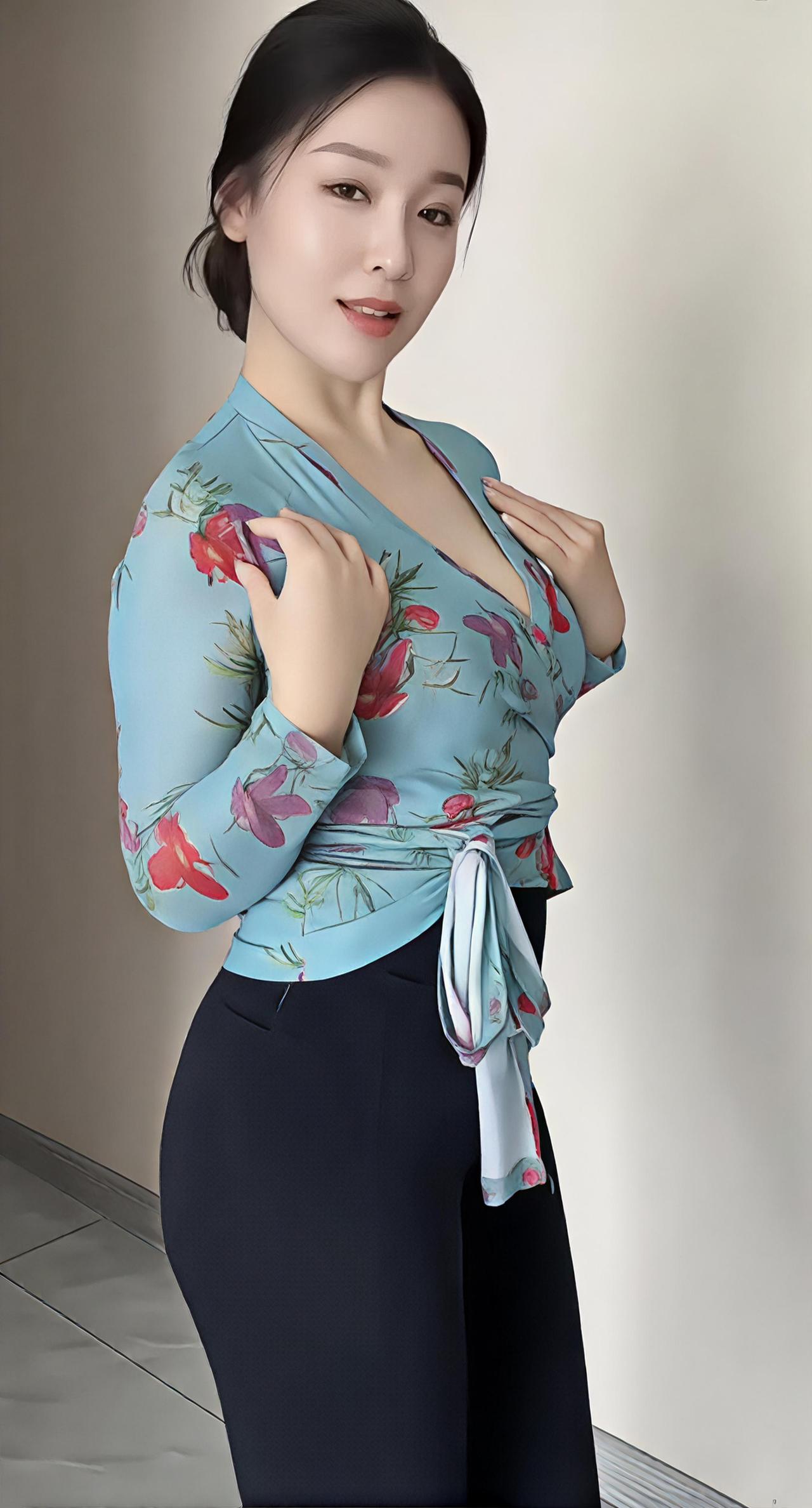 优雅气质穿搭，浅蓝色印花上衣搭配黑色高腰裤，轻松展现女性魅力！🌸👗👠