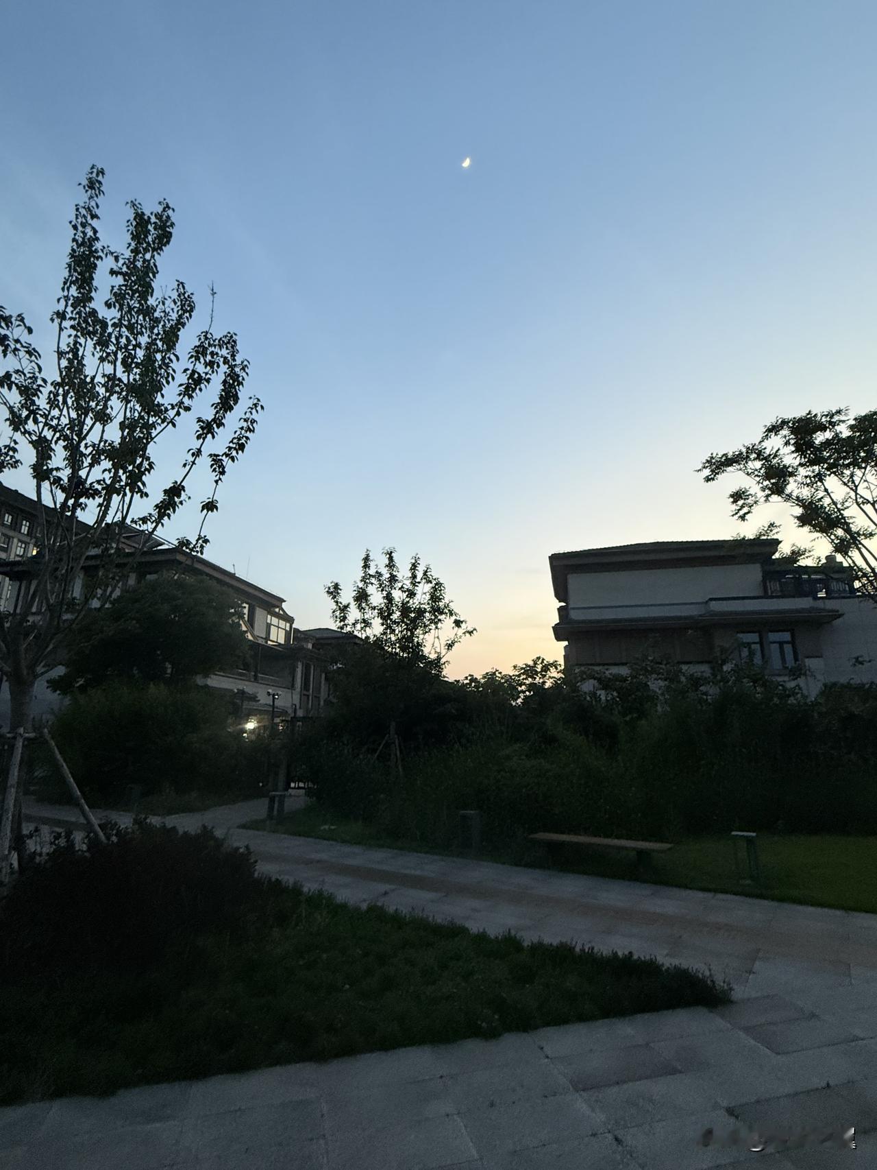 今日生活小确幸去医院体检，多项指标基本正常，没有什么异常情况。体检报告给出的建议