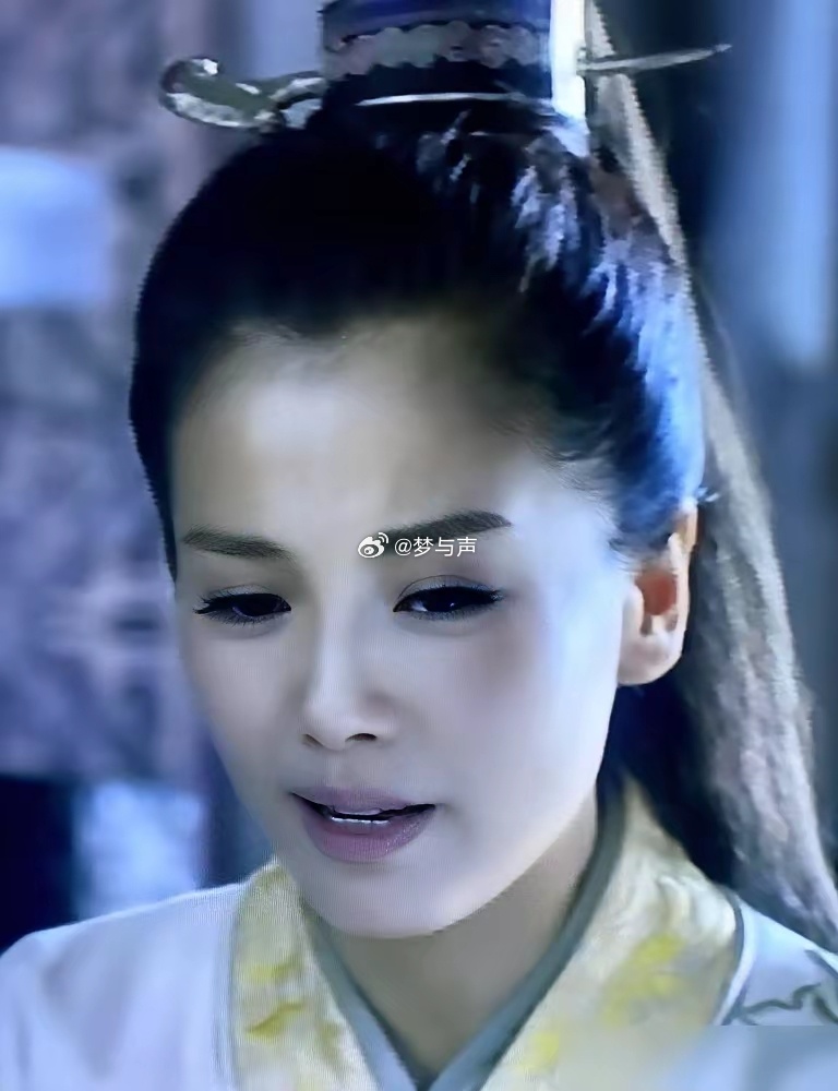 《琅琊榜》制片人侯鸿亮，曾因压力删减前三集，至今后悔。 他说，那是全剧的魂。 导