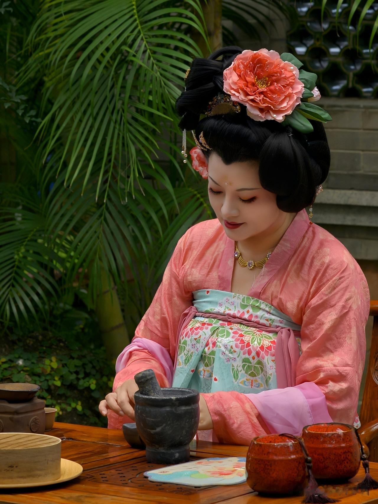 《簪花研茶，复刻文成公主的唐风雅事》
   于兰缘盛荟之处，一位身着粉衫、仿文成