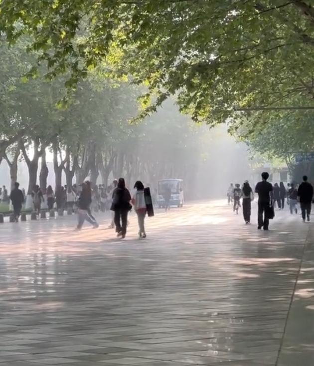 上大学借学费被舅舅们推脱，爱计较的二叔拿出全部积蓄，我才懂什么是真亲情！
当年我