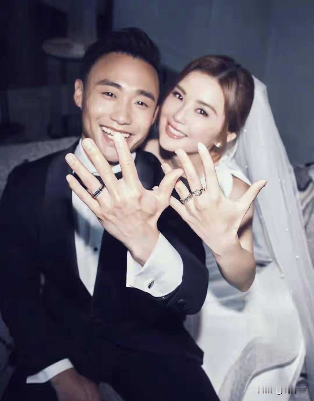 这一次阿sa终于学乖了
大大方方的展示给全世界
上一任开始的无声无息
离婚的时候