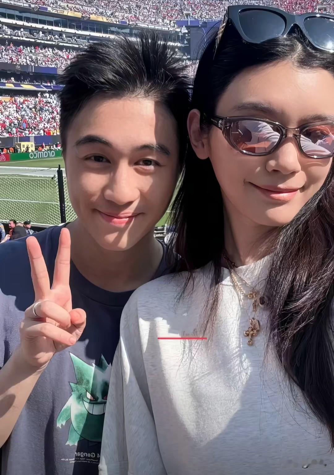 何猷君奚梦瑶观看世界杯决赛


何猷君奚梦瑶观看世界杯，俩人开心得自拍起来，位置