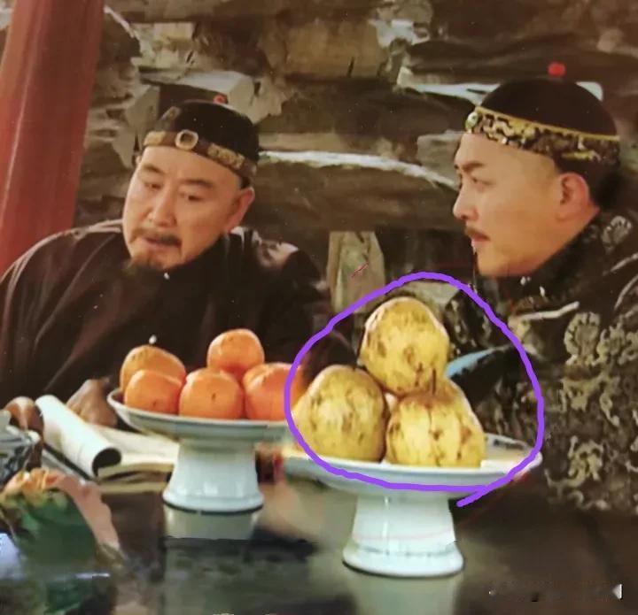 看看这盘不上道的梨，丝毫不影响演员演戏，道具不好，演技来凑。现在条件好了，道具场