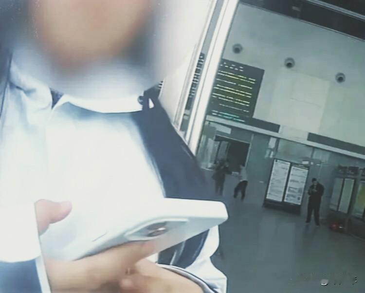 看到这条新闻，眼眶瞬间湿润。
一个19岁的女孩，突闻亲人离世，心急如焚地往家赶，