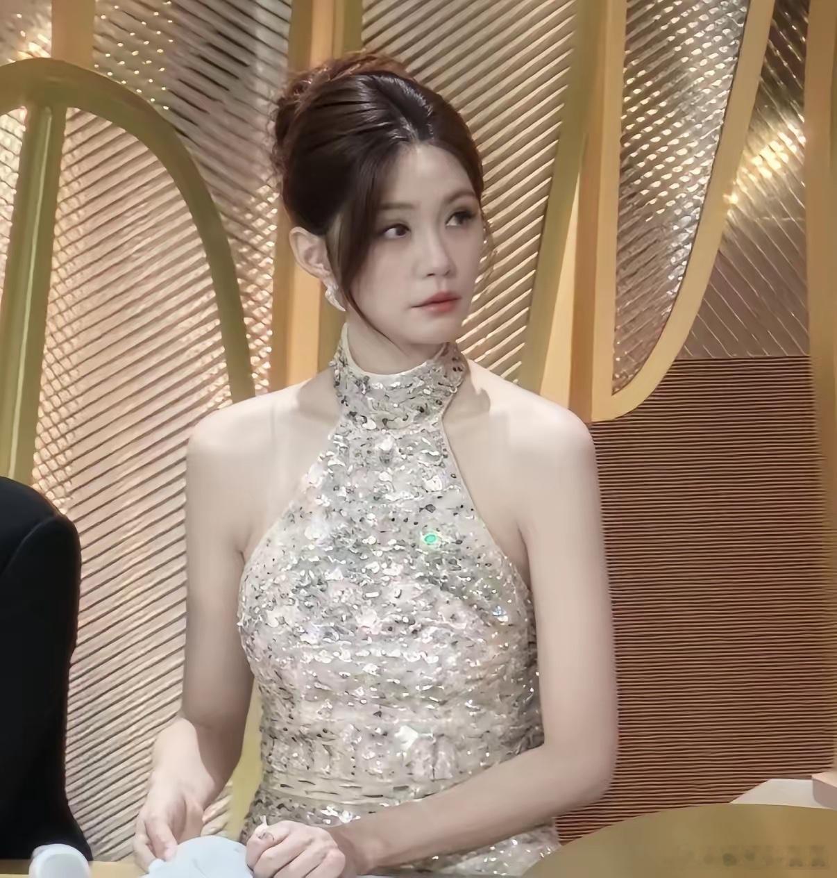 金鹰奖的主持人里，我最想不通的就是沈梦辰了她都37岁了，难道没有人告诉她作为一个