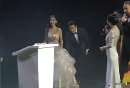 哇塞！娱乐圈真是啥事都有反转啊！当初提裙事件，大家都在骂杨颖翅膀硬了，头也不回！