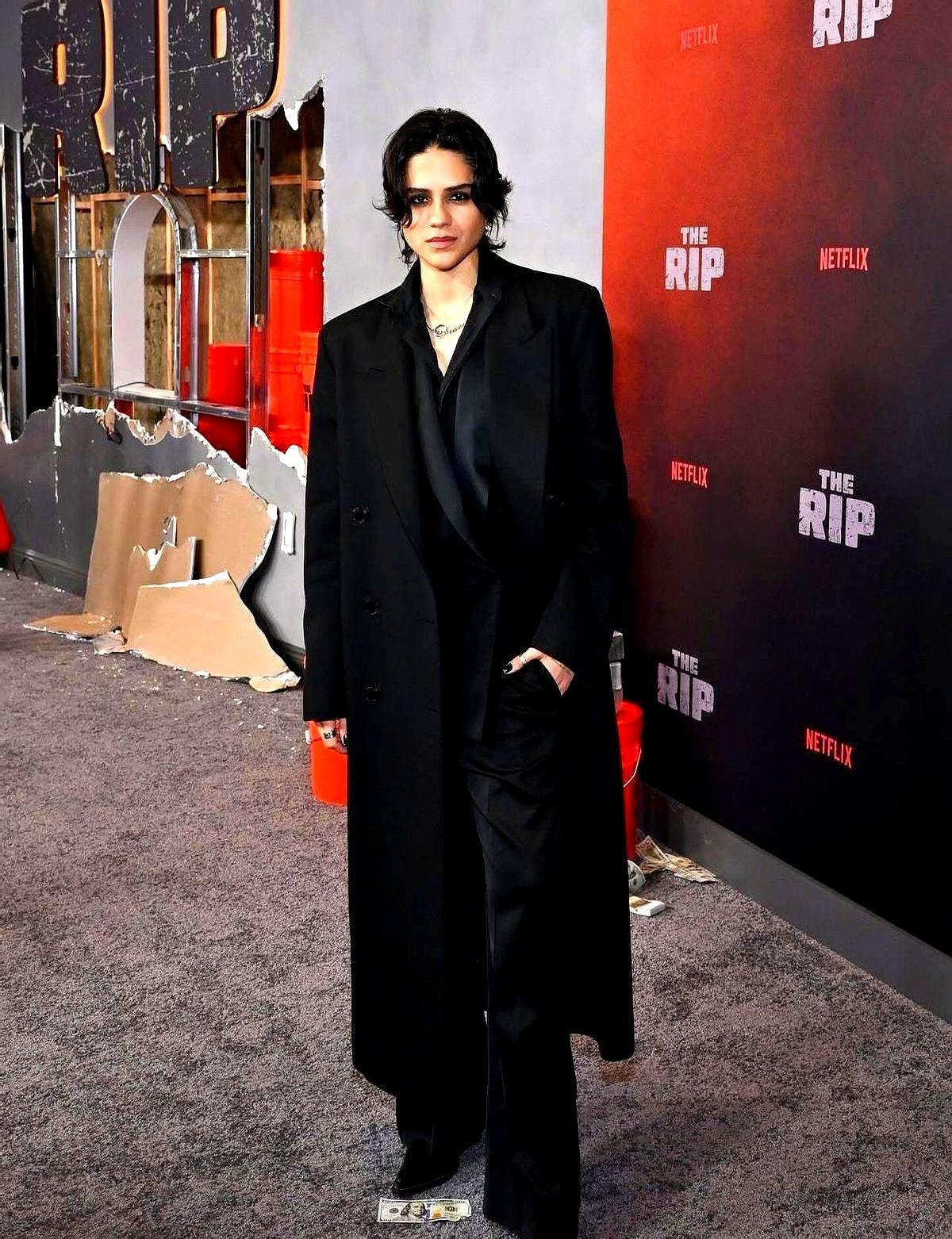 2400万现金堆面前，兄弟秒变仇人
 
迈阿密缉毒队冲进废楼，一捆捆美元码到天花