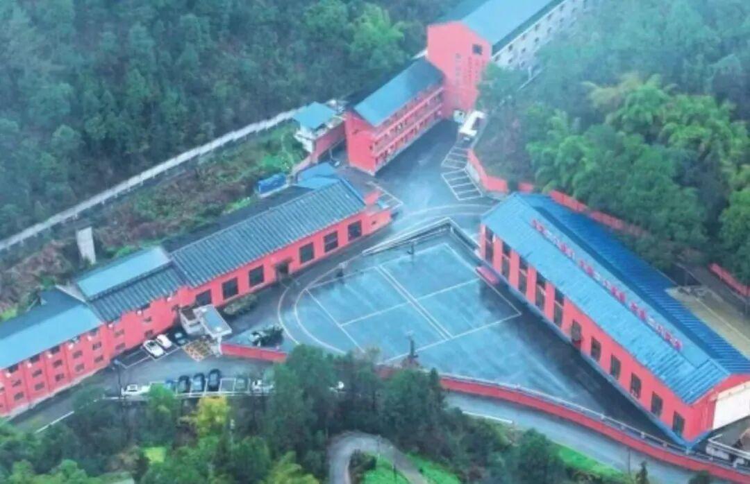 18岁女孩被送进“素质教育基地”，男友寻找时拍下教官殴打学员，多部门介入。详情>
