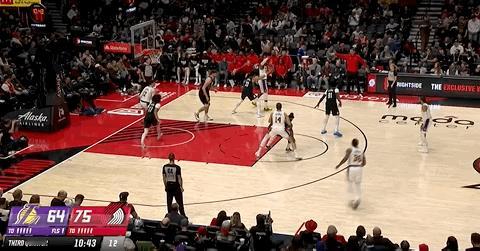 三节，斯玛特连得6分，2个三分球，都是詹姆斯助攻！ 