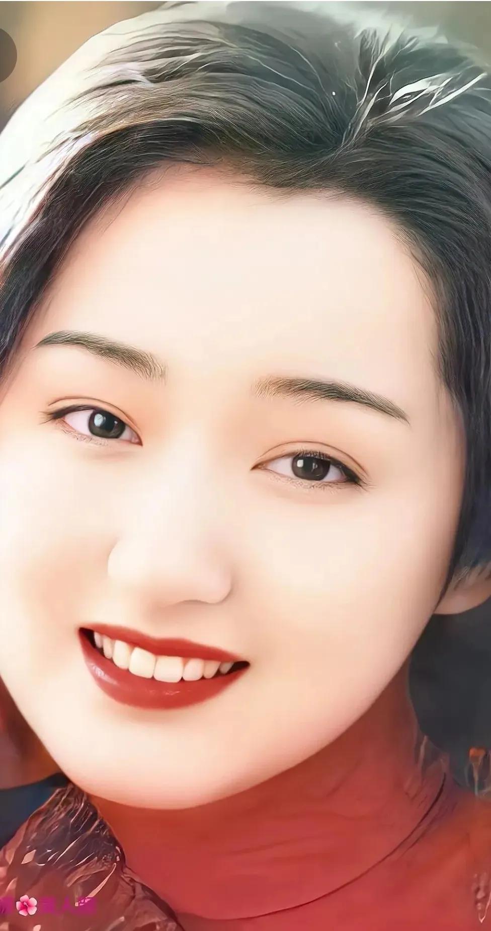 我问过一个音乐教授，他说单论歌技，杨钰莹是不亚于刘欢的。刘欢优势在于自己能写歌能