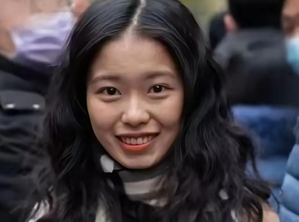 她曾诬告朱军骚扰，败诉后欠朱军36万赔偿款一直不还，现在她甚至移居到了海外，摇身
