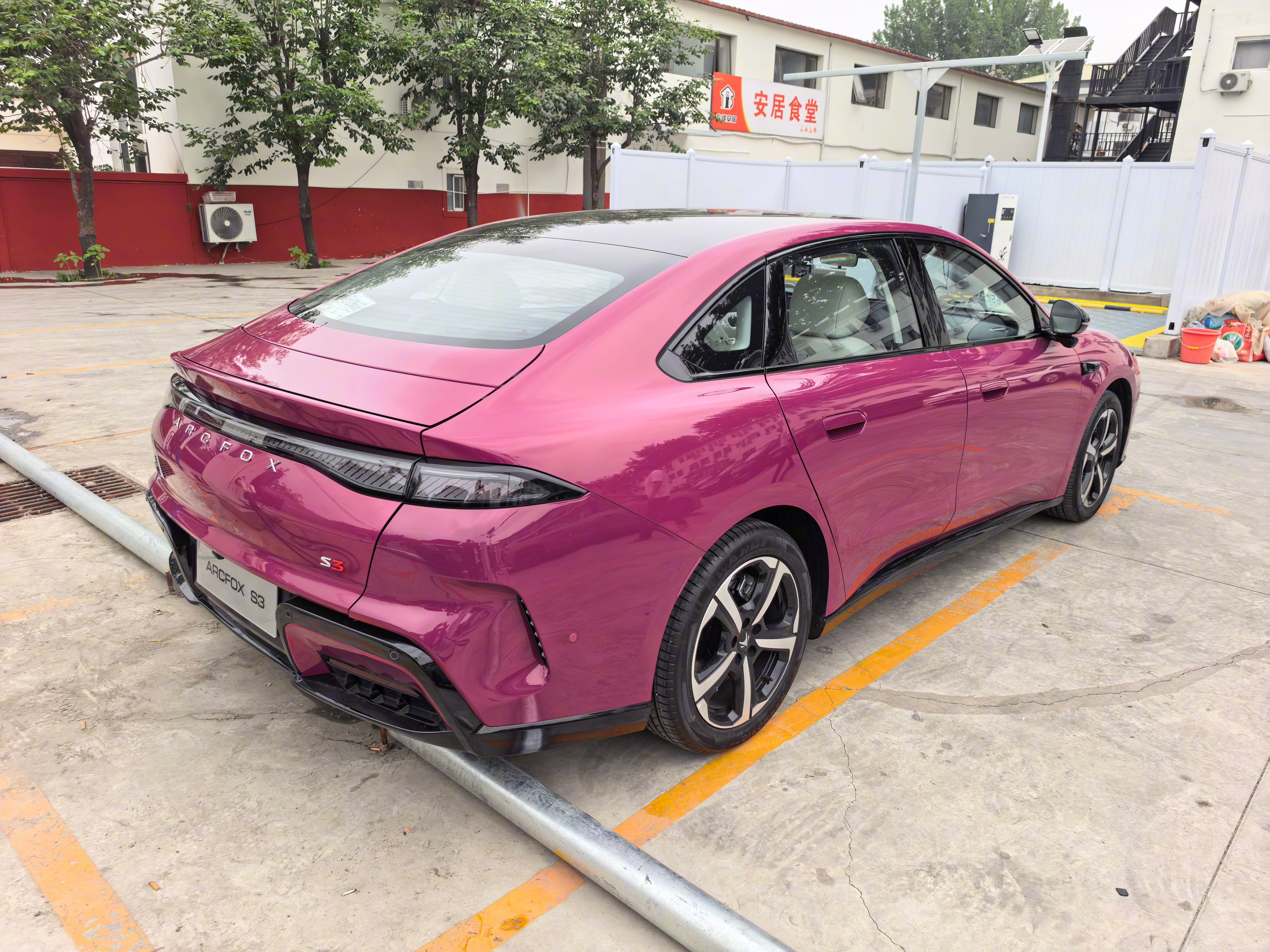 极狐S3，5-9万级别4.91米中大型轿车，还能用宁德时代换电系统，换电只用90
