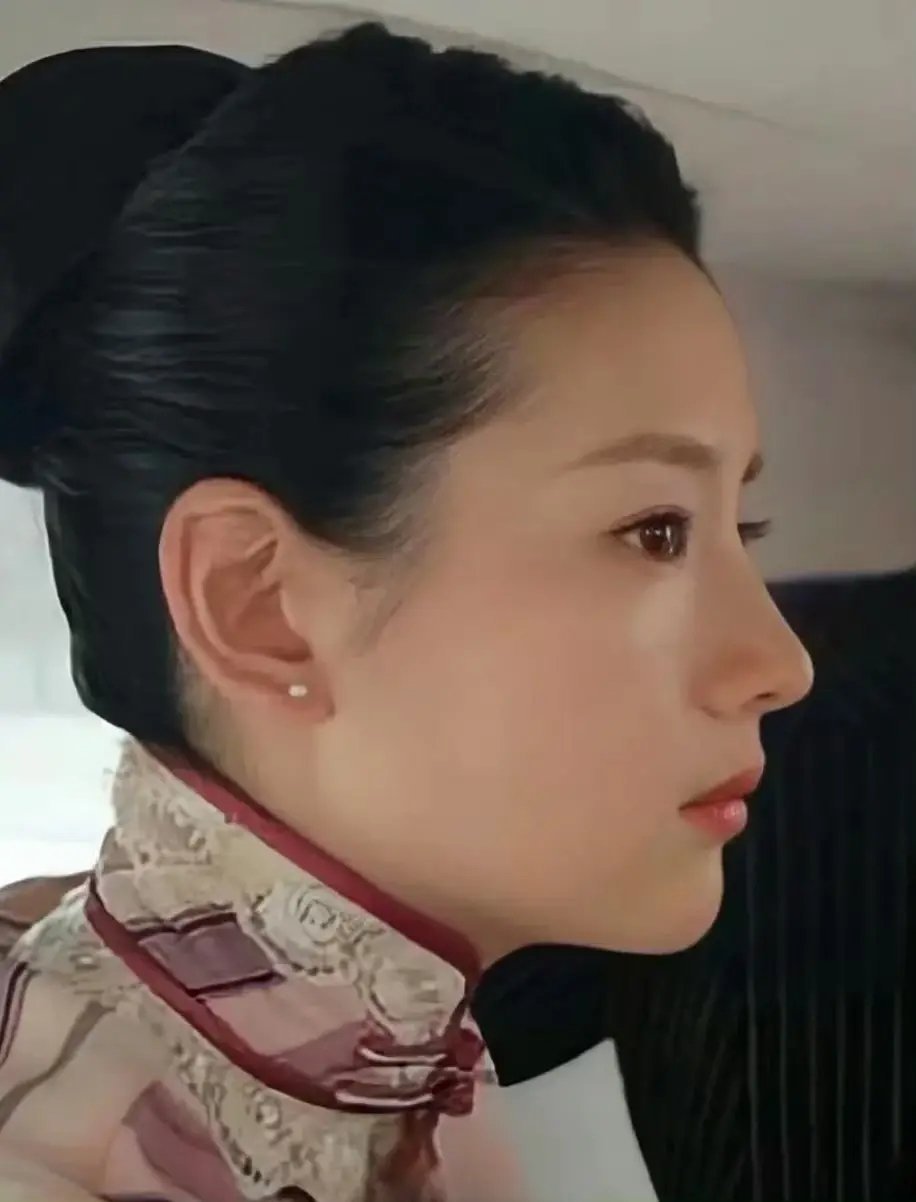 去搜了一下，董洁的👃真的蛮好看的哎 