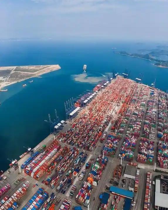 跟流氓讲文明就是最大的不文明，如果澳大利亚强行收回达尔文港口，我们就收购澳大利亚