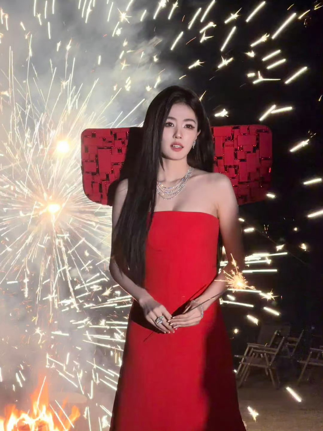 白鹿新年第一条live白鹿红色抹胸裙白鹿红色抹胸裙，新年第一条live，蛙趣爱了